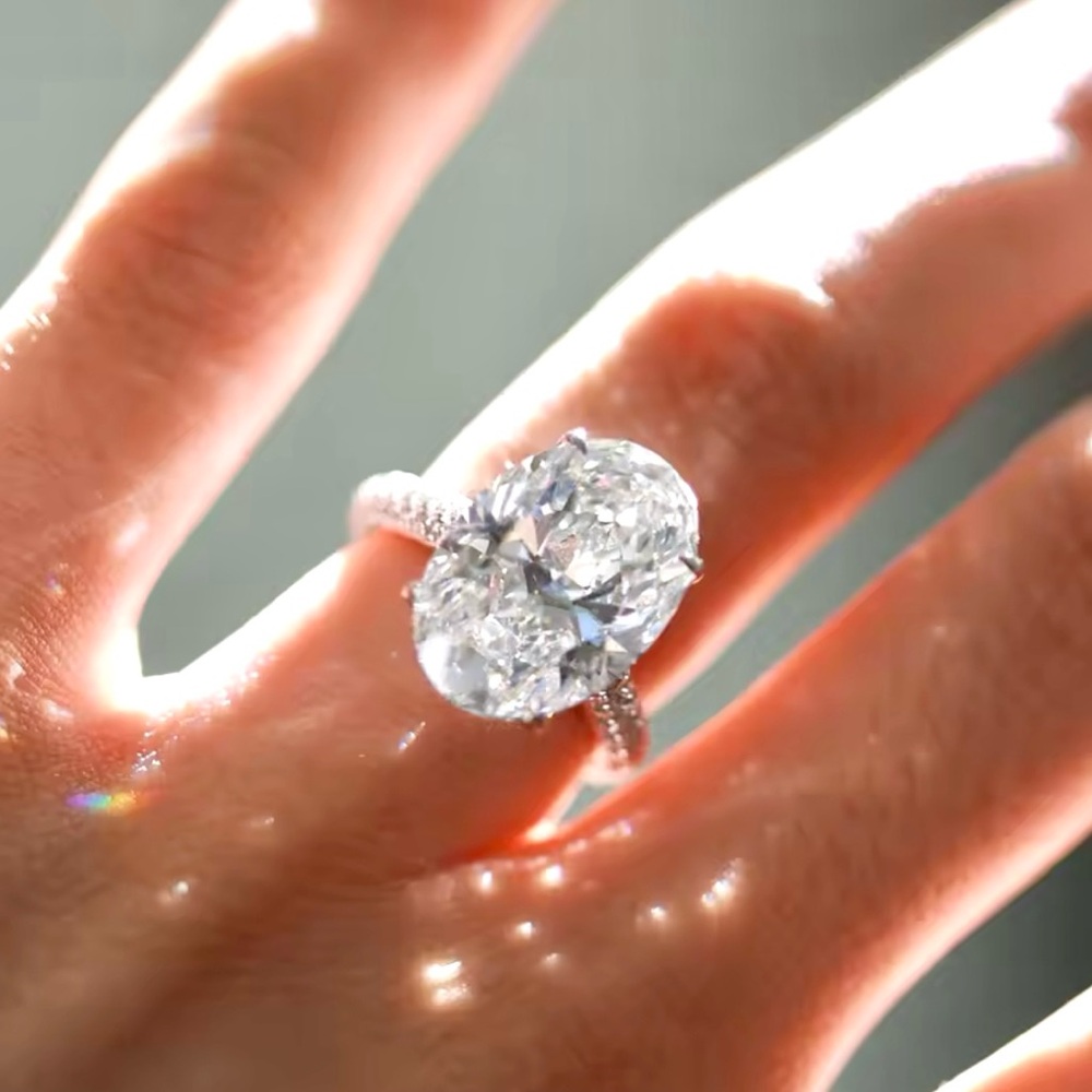 NEW! Elegant Silver 8 CT. VVS1 D Color Moissanite Oval-Cut Ring